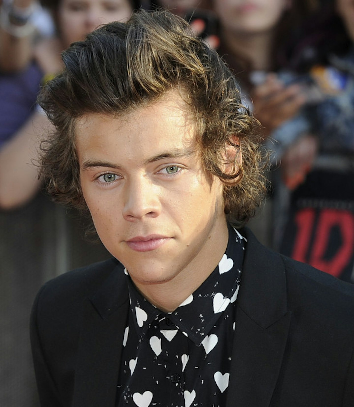 harry-styles-black-white-hearts-shirt