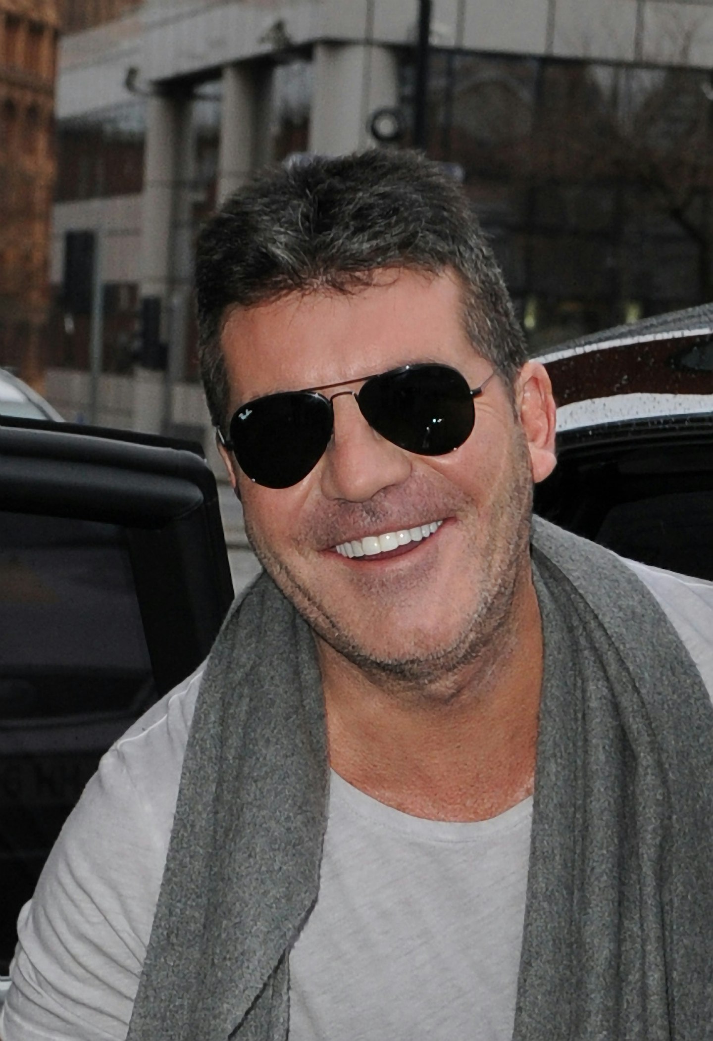 simon-cowell-laughing-sunglasses-scarf-jumper