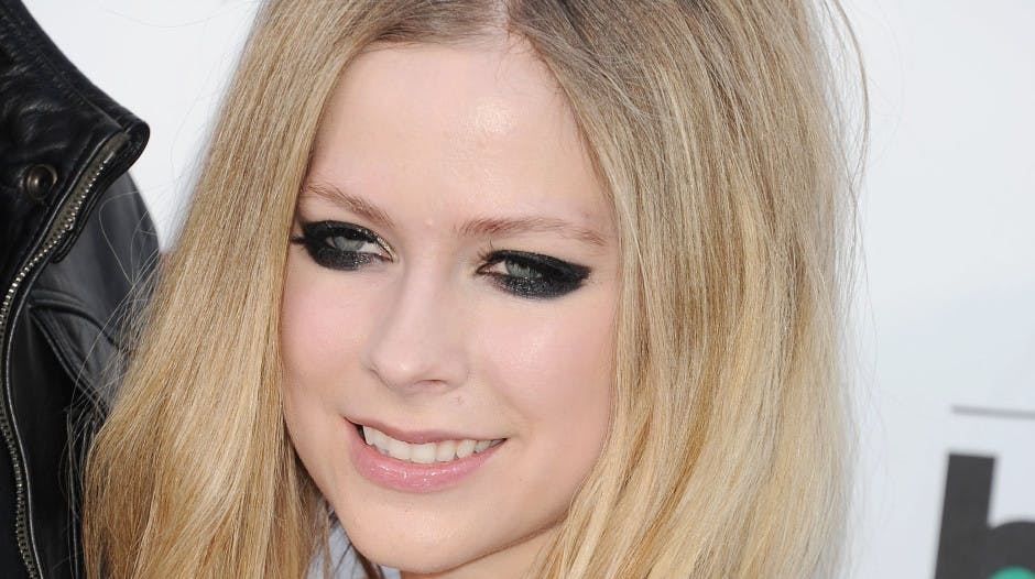 Avril Lavigne reveals she thought she was “dying” after being diagnosed