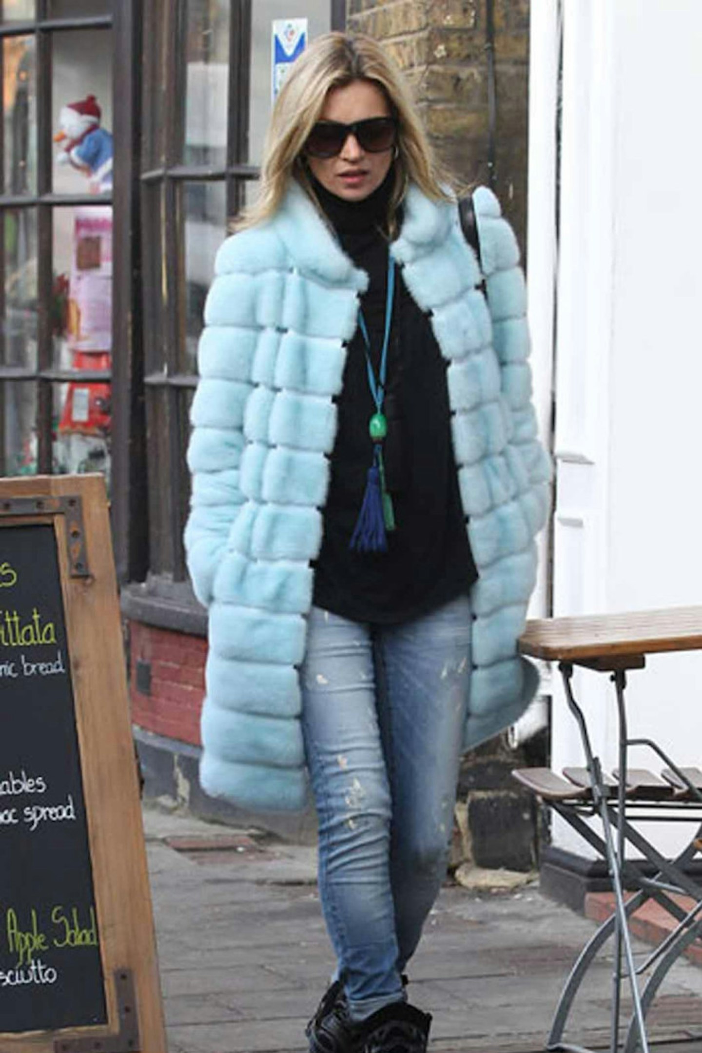 25Kate Moss style blue fur coat