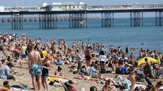 Britain set for hottest summer ever as spring sunshine leaves UK warmer ...