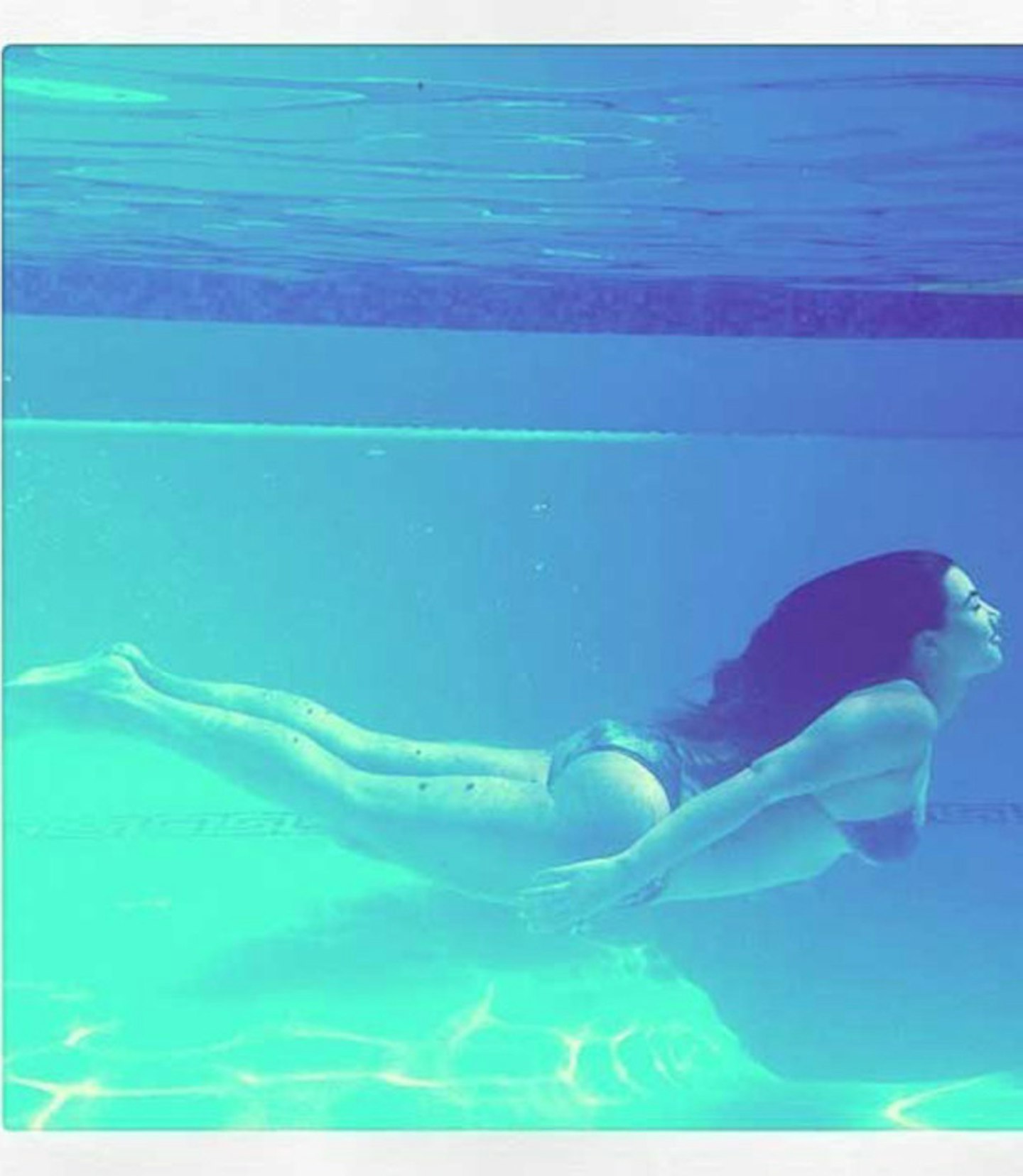 kim-kardashian-swimming-underwater-bikini