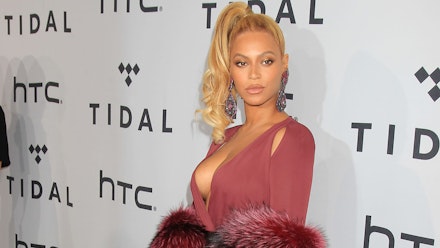 Did Beyonce 'Shut Down' Her Assistant While She Was Adjusting Her Dress On  The Red Carpet? | Grazia