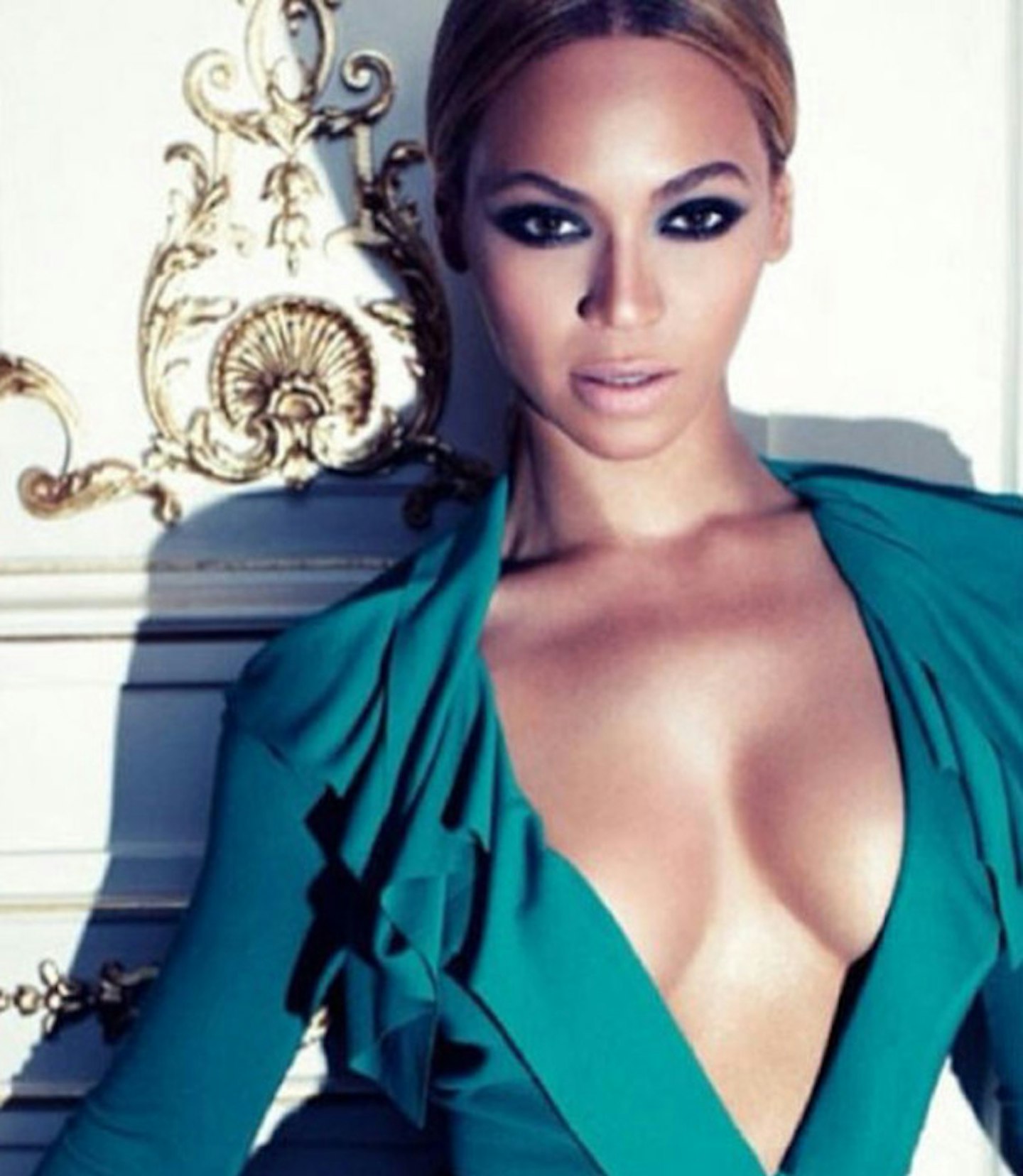 beyonce-boobs-cleavage-green-dress