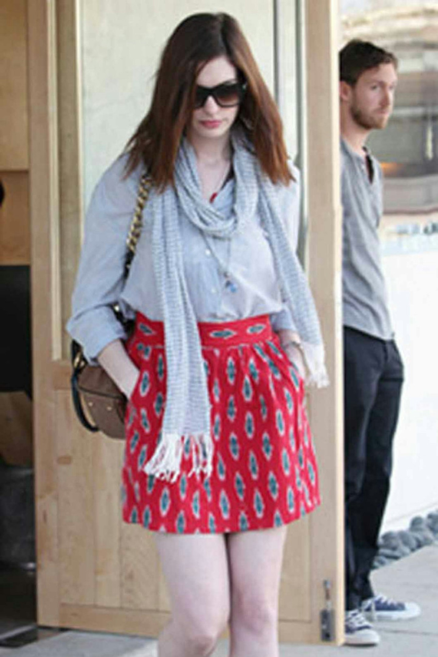 Anne Hathaway style blue scarf shirt print red dress