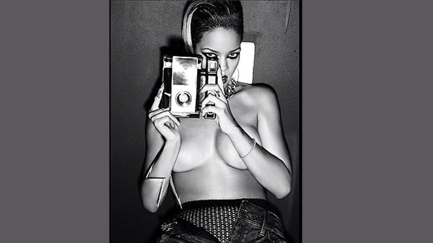 rihanna-boobs