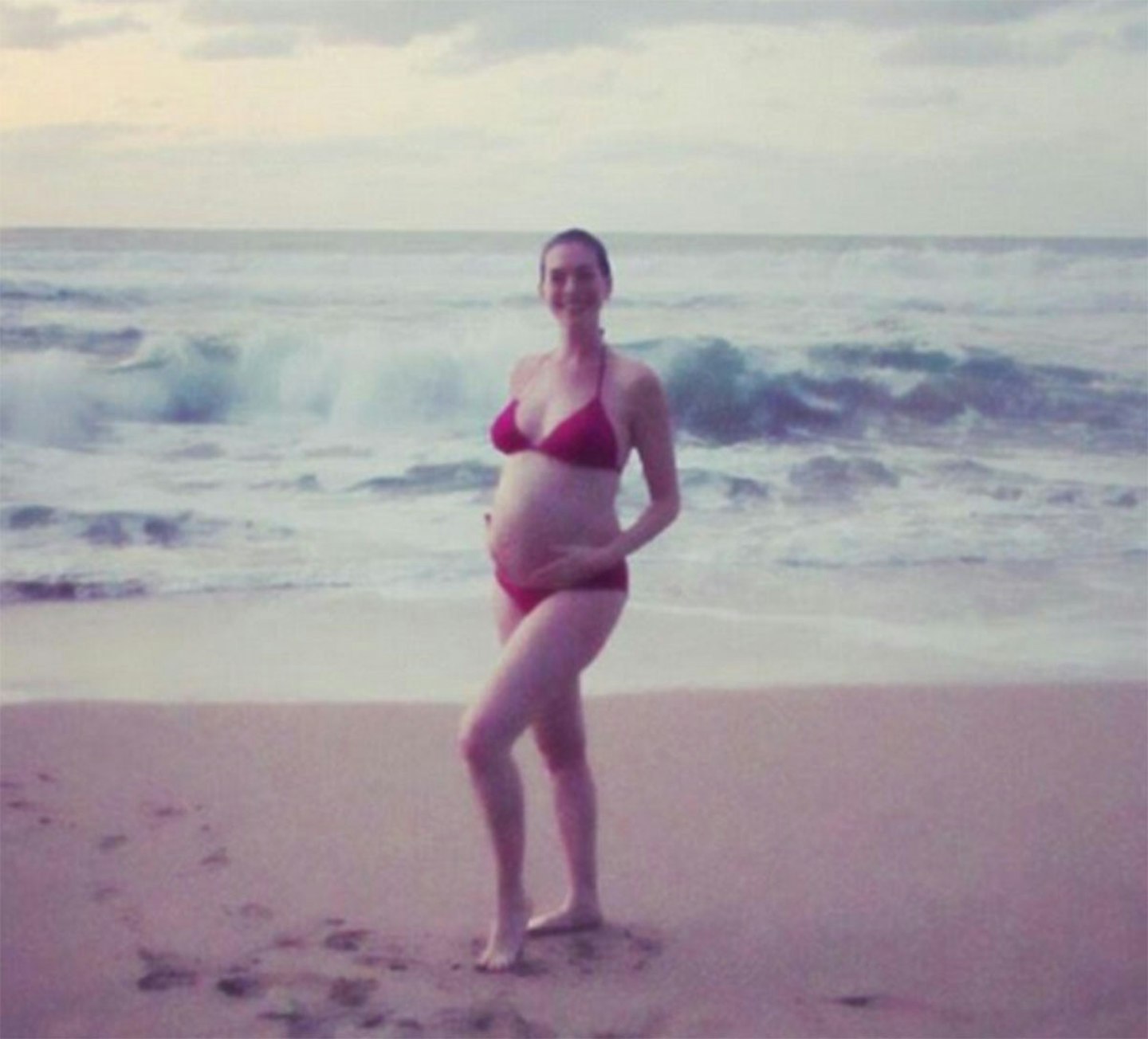 anne-hathaway-pregnant