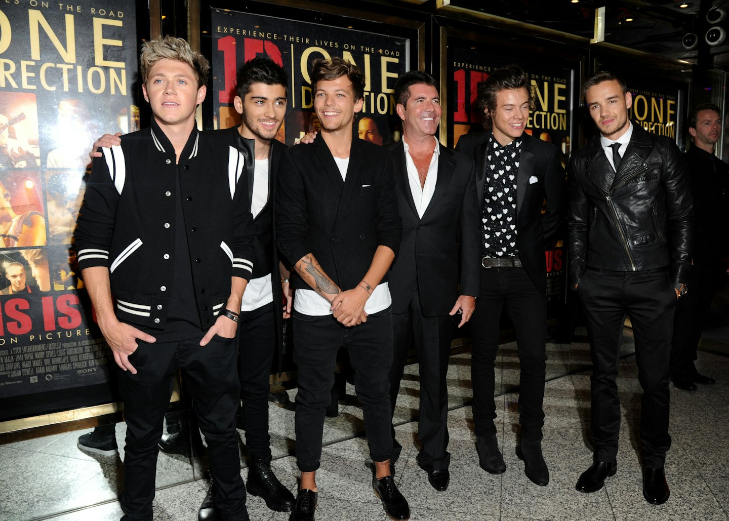 Zayn with Simon Cowell and the rest of 1D