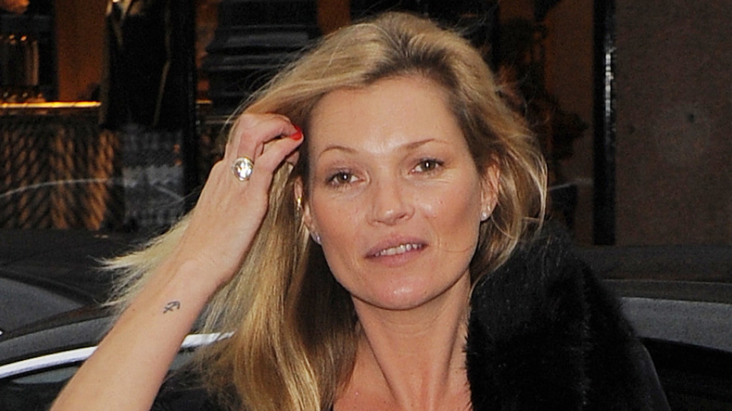 kate-moss-blonde-hair-black-outfit