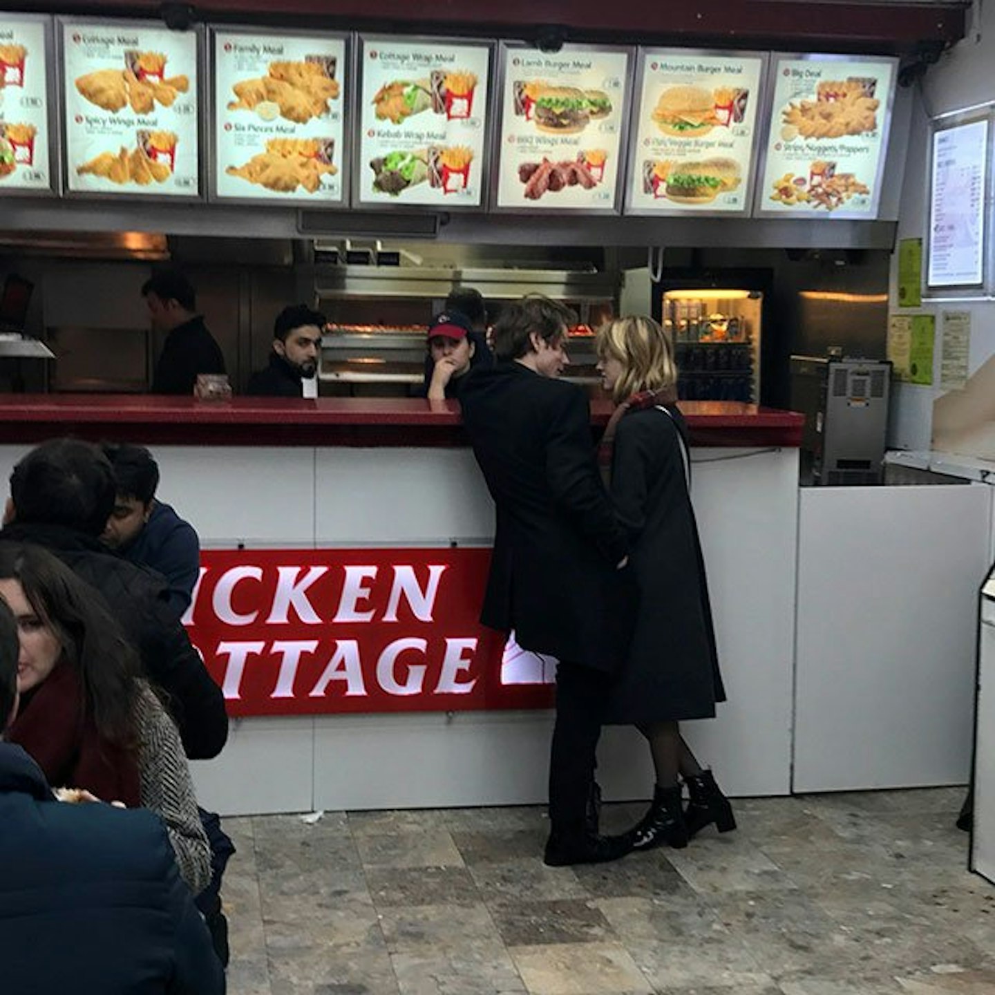 Charlie-heaton-natalia-dyer-strnager-things-night-out-chicken-shop