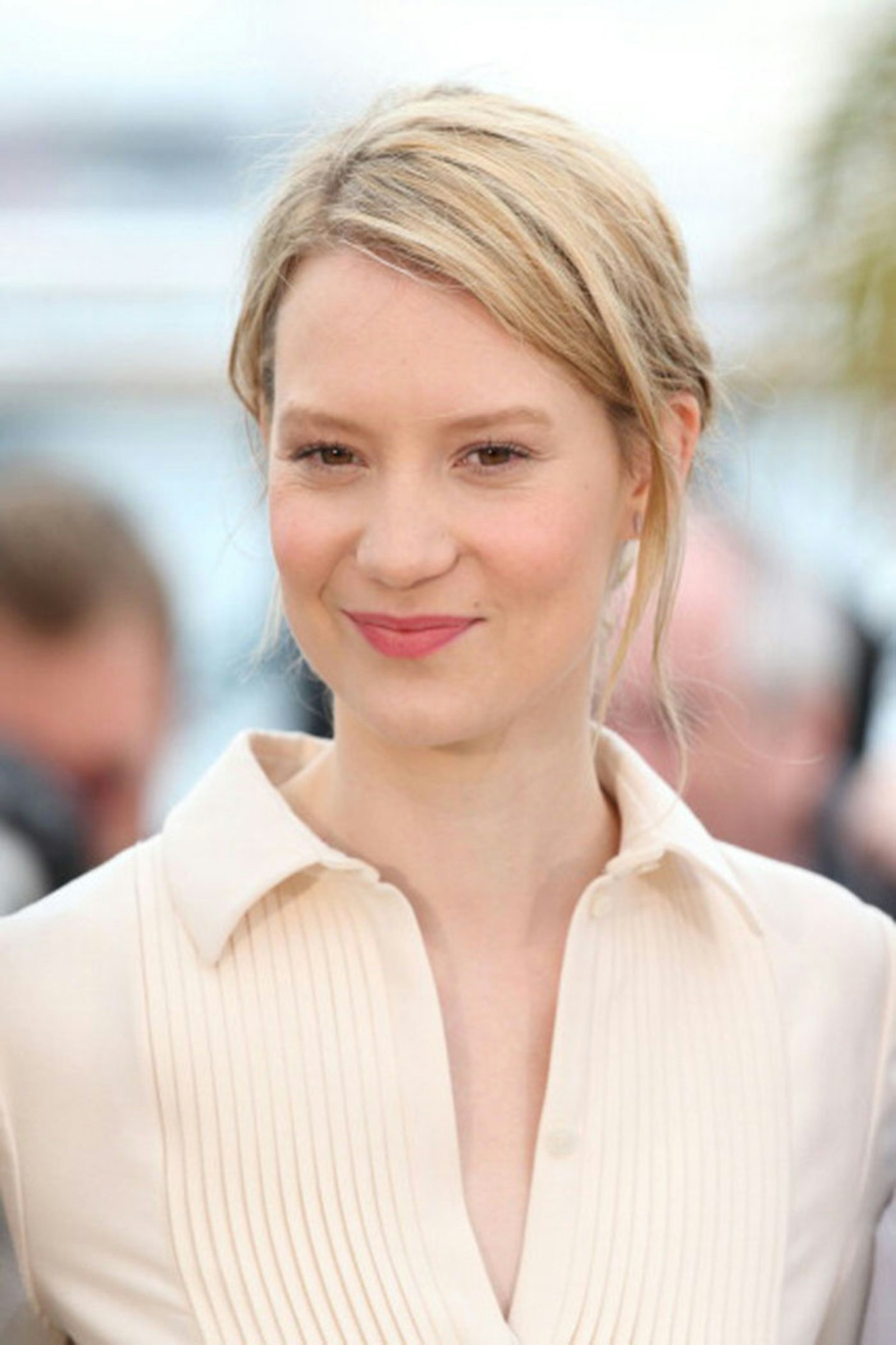 Go fuss-free like Mia Wasikowska