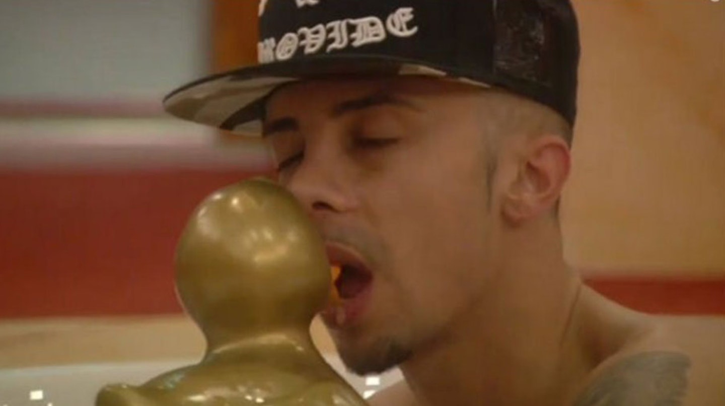 Dappy assaults a rubber duck