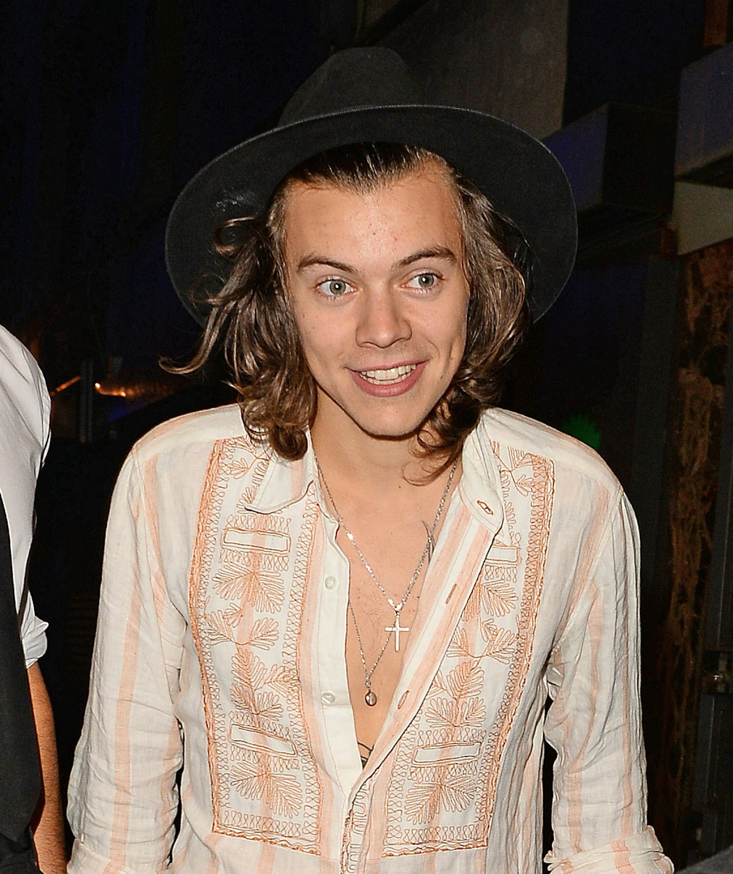 harry-styles-long-hair-black-hat