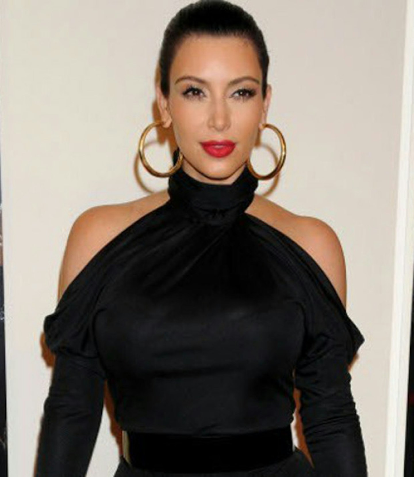 kim-kardashian-gold-hoop-earrings