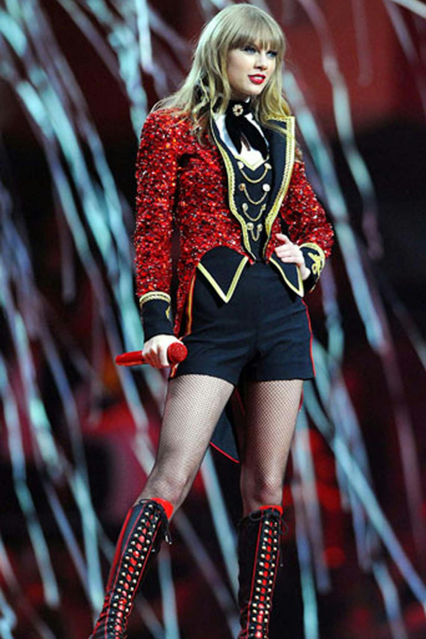 Taylor Swift performing at the MTV EMAs, November 2012