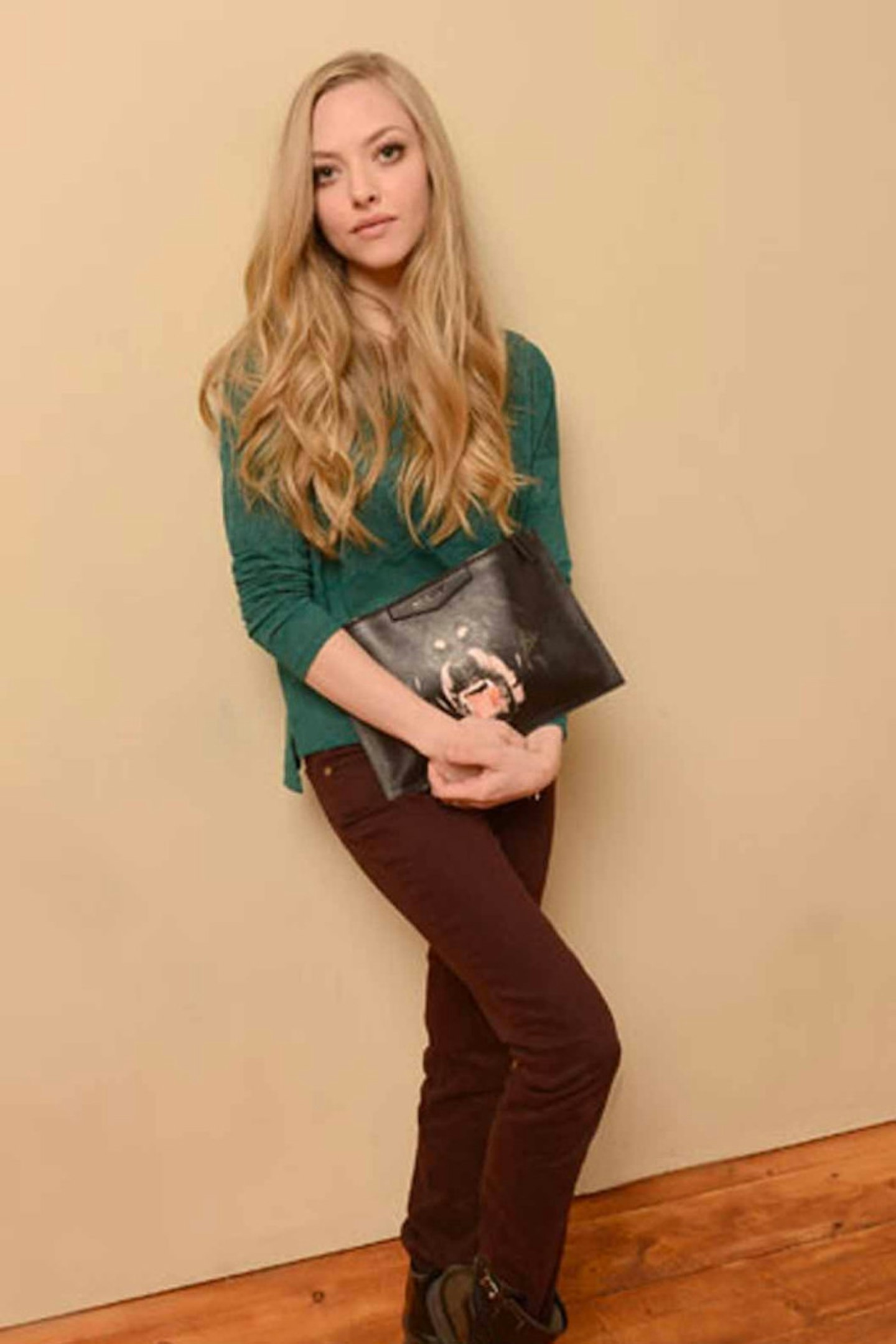 Amanda Seyfried style brown jeans teal top boots