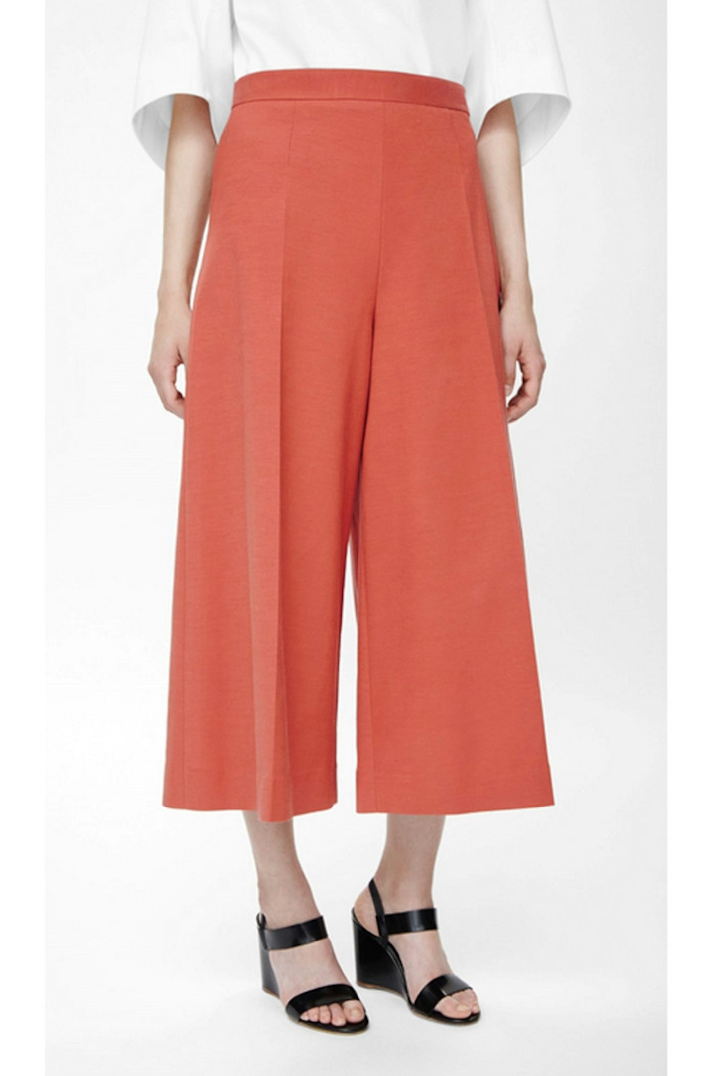 If your work environment has a strict dress code, sometimes dressing for the summer months can be tricky. Tailored culottes are a way to show your fashion flair without breaking the rules.