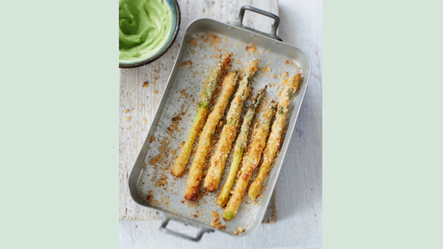 Baked asparagus in parmesan and almond crust