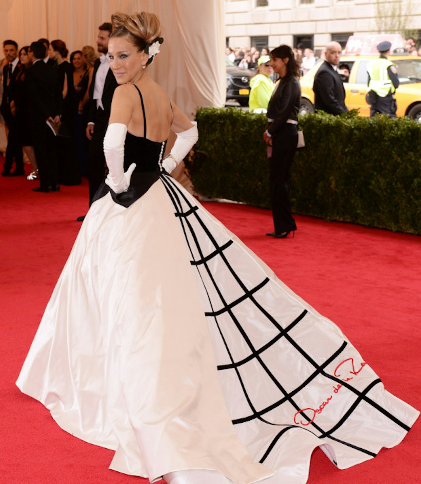 sarah-jessica-parker-grid-print-oscar-de-la-renta-dress