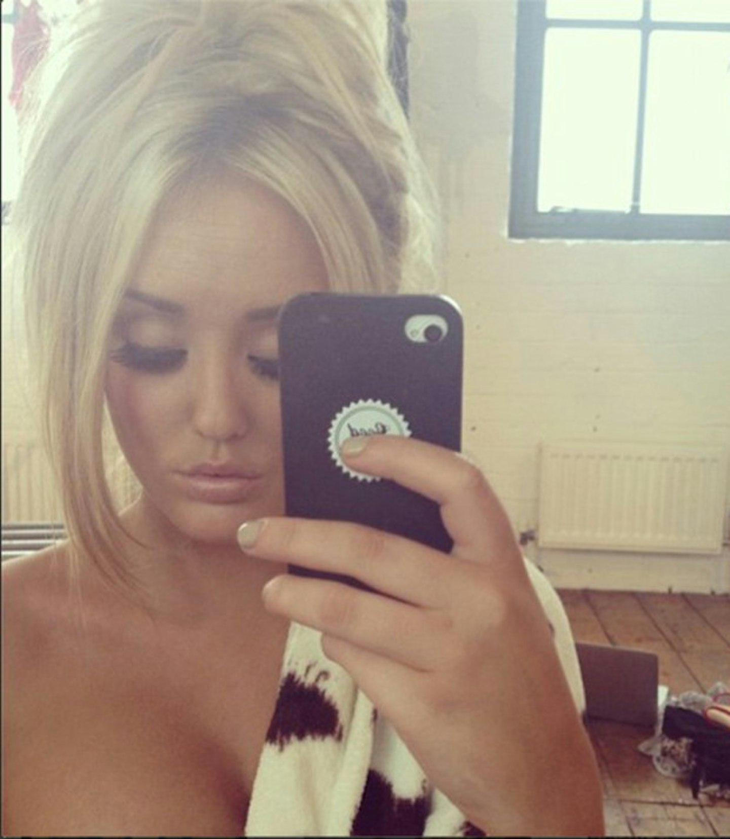 charlotte-crosby-geordie-shore-sexy-selfie