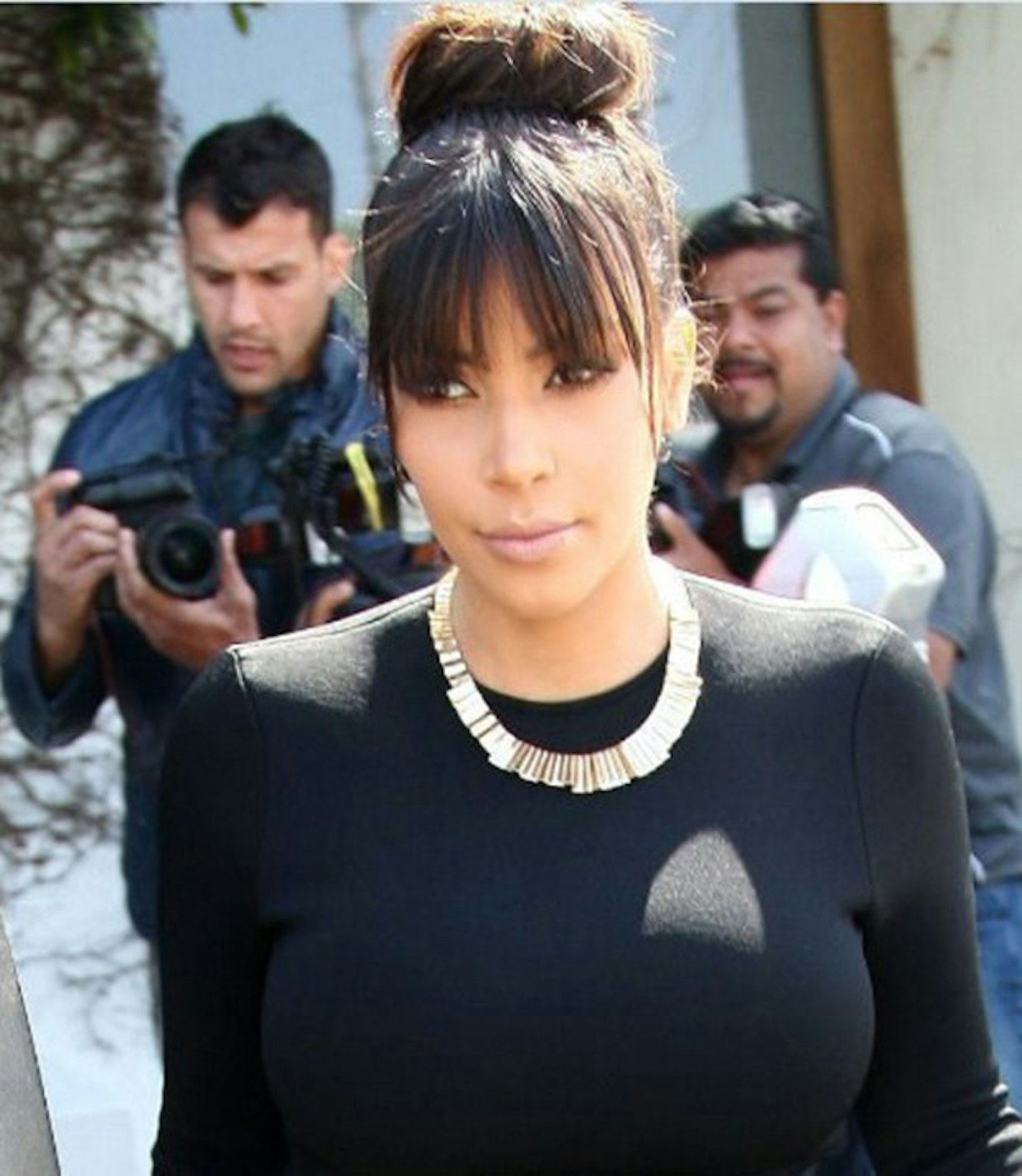 kim-kardashian-gold-necklace-black-dress