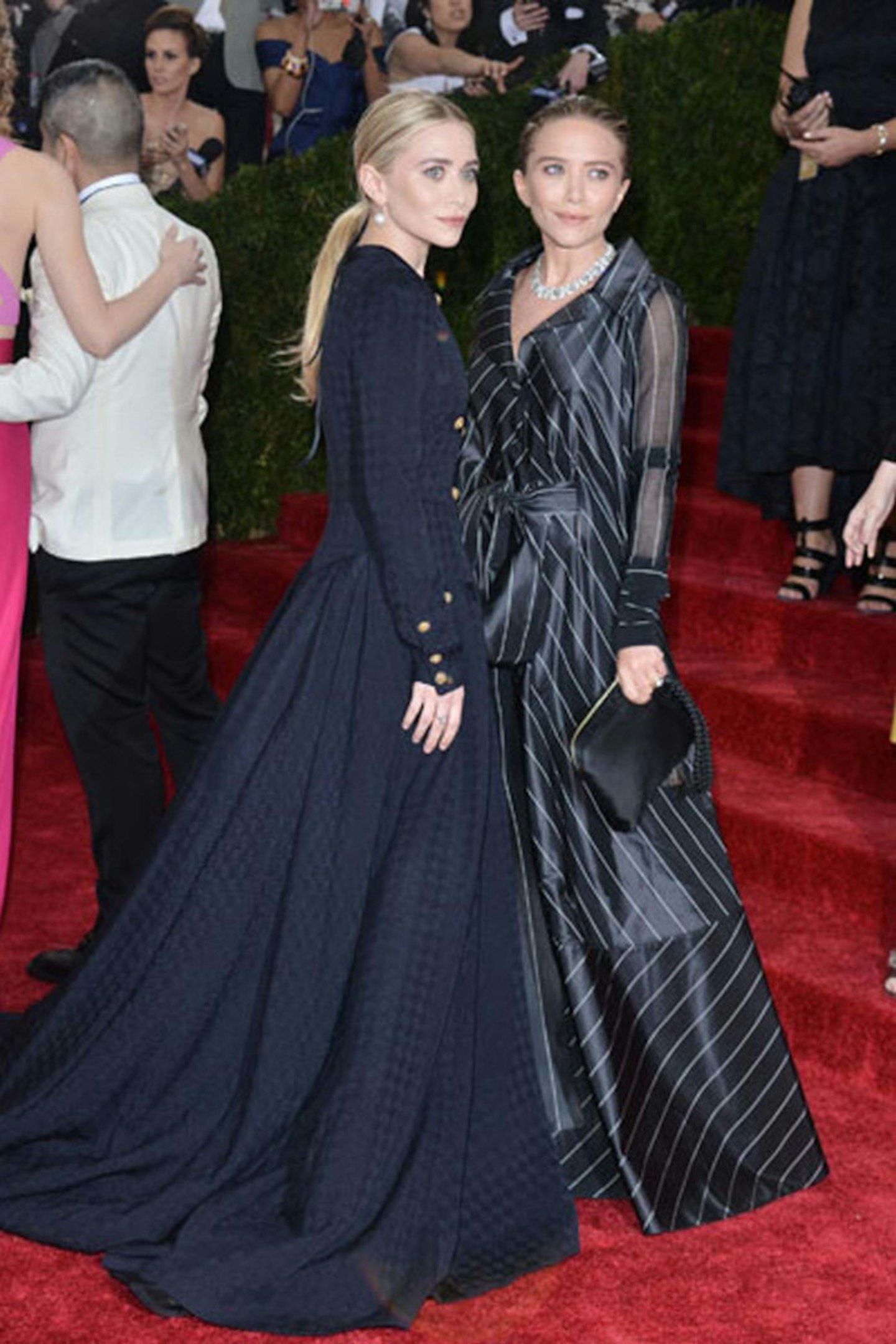 Mary Kate in Gianfranco Ferru00e9 and Ashley Olsen in Chanel