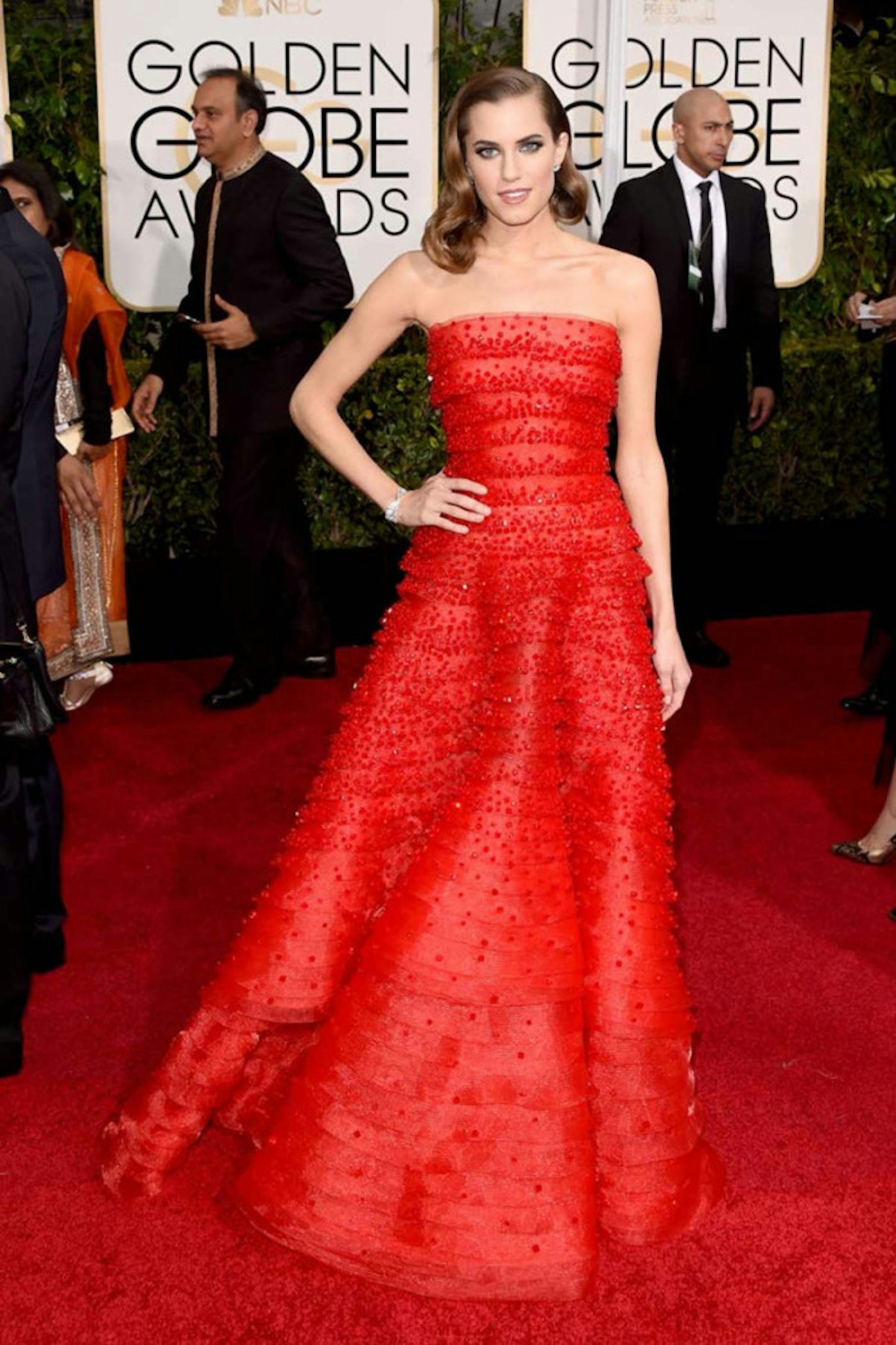 Alison-Williams-Armani-Red-Carpet-Golden-Globes-2015