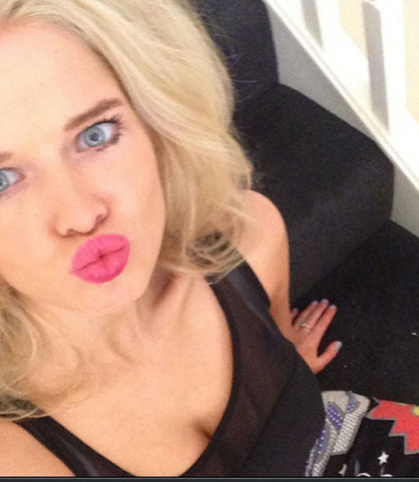 Helen-Flanagan-pink-lips-selfie