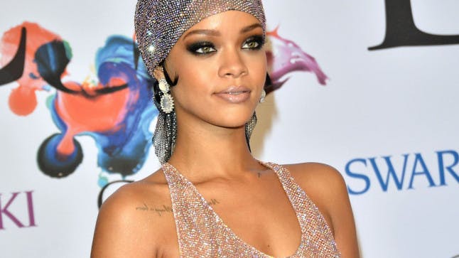 Rihanna shares controversial masturbation photo on Twitter