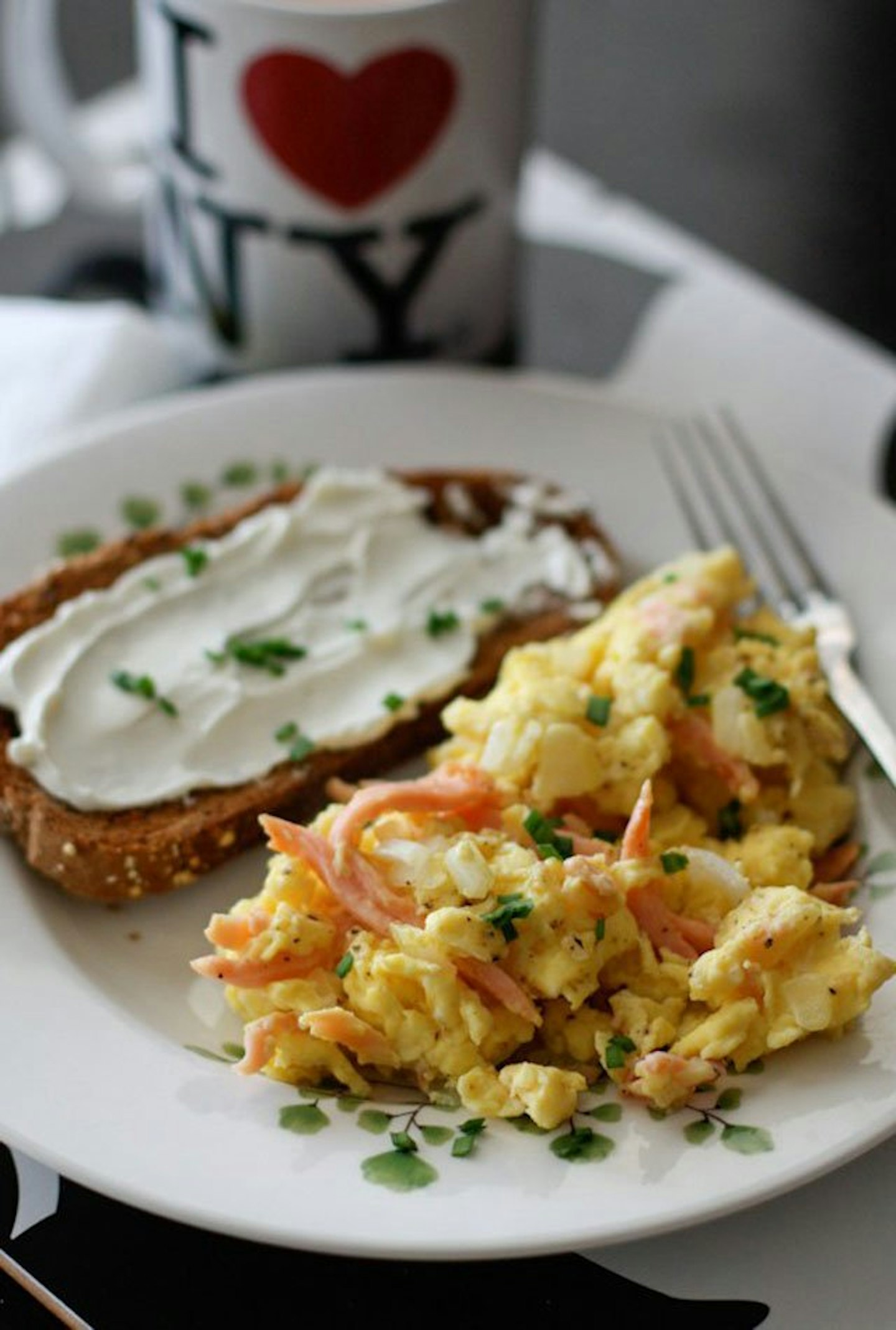 Scrambled_Eggs_with_Smoked_Salmon