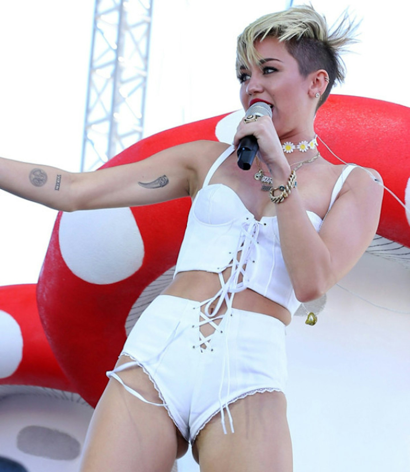 camel-toe-gallery-miley-cyrus-white-lace-top-pants