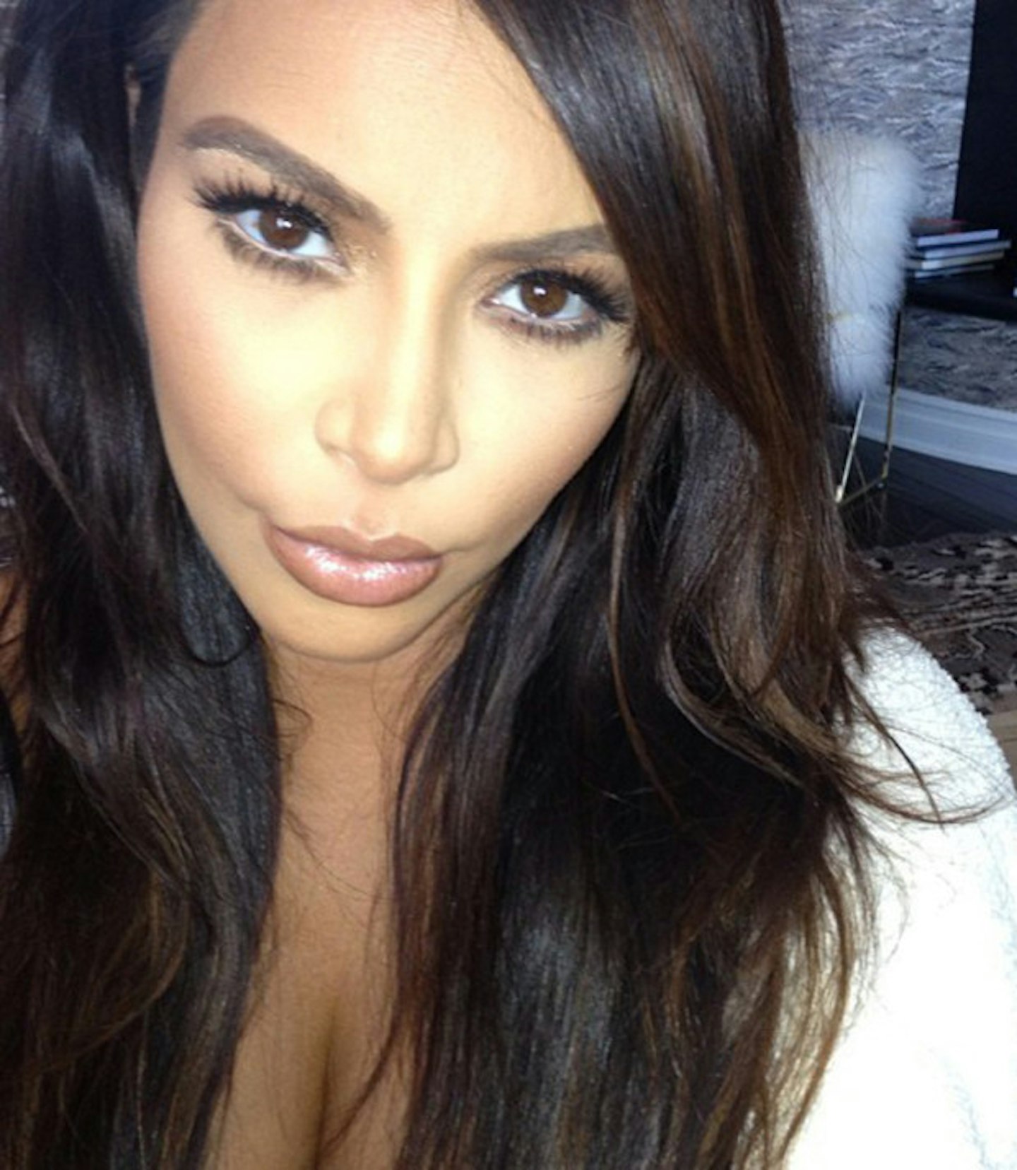 kim-kardashian-boobs-cleavage-selfie