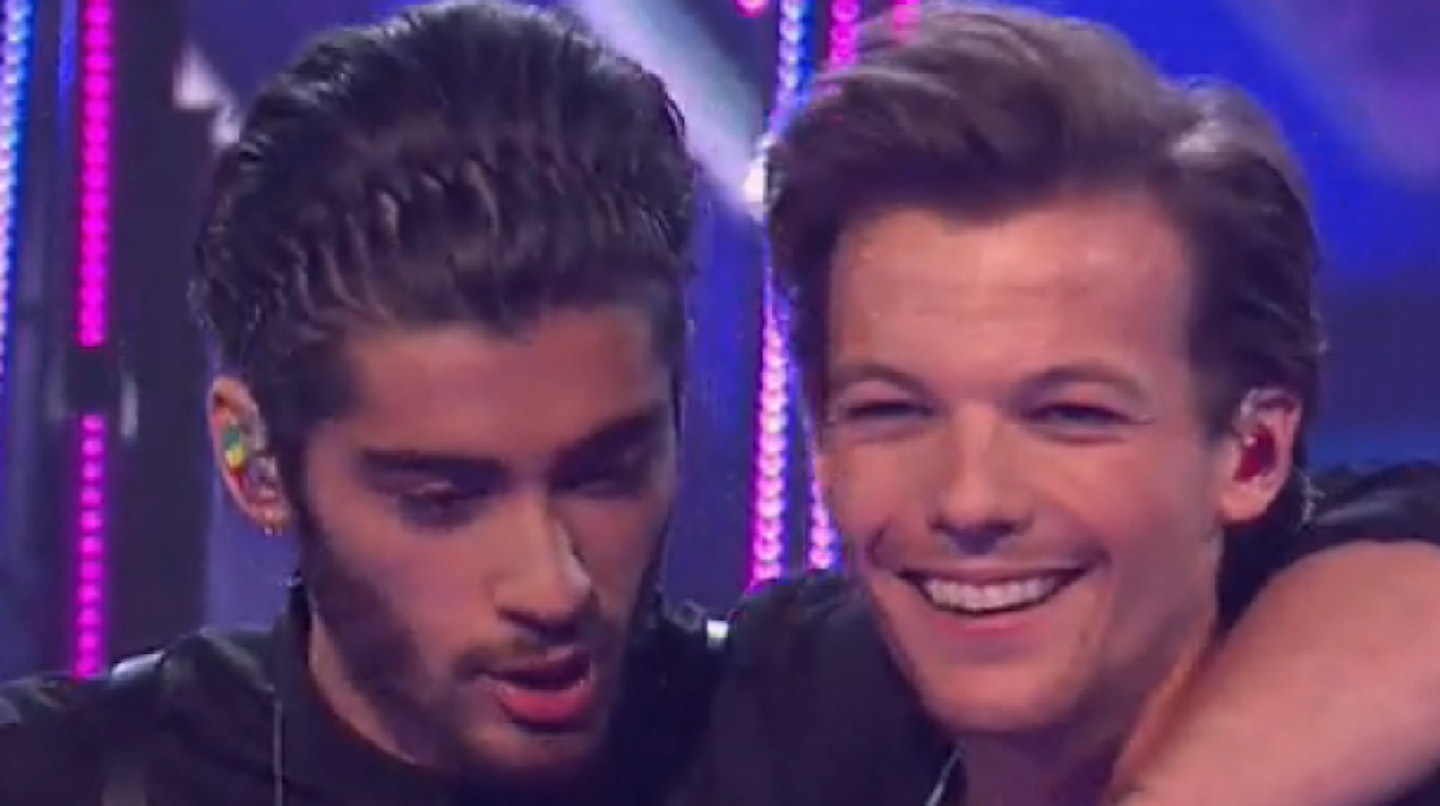 When Zayn and Louis had a little cuddle mid song
