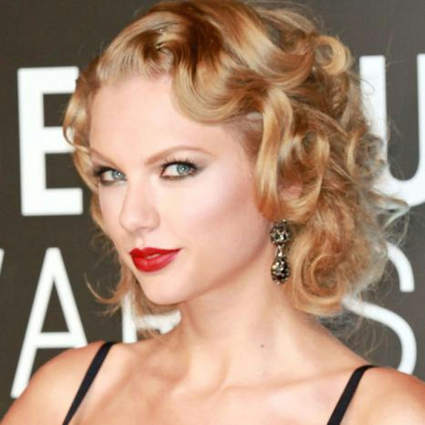 Taylor Swift already has the Hollywood glamour look down pat