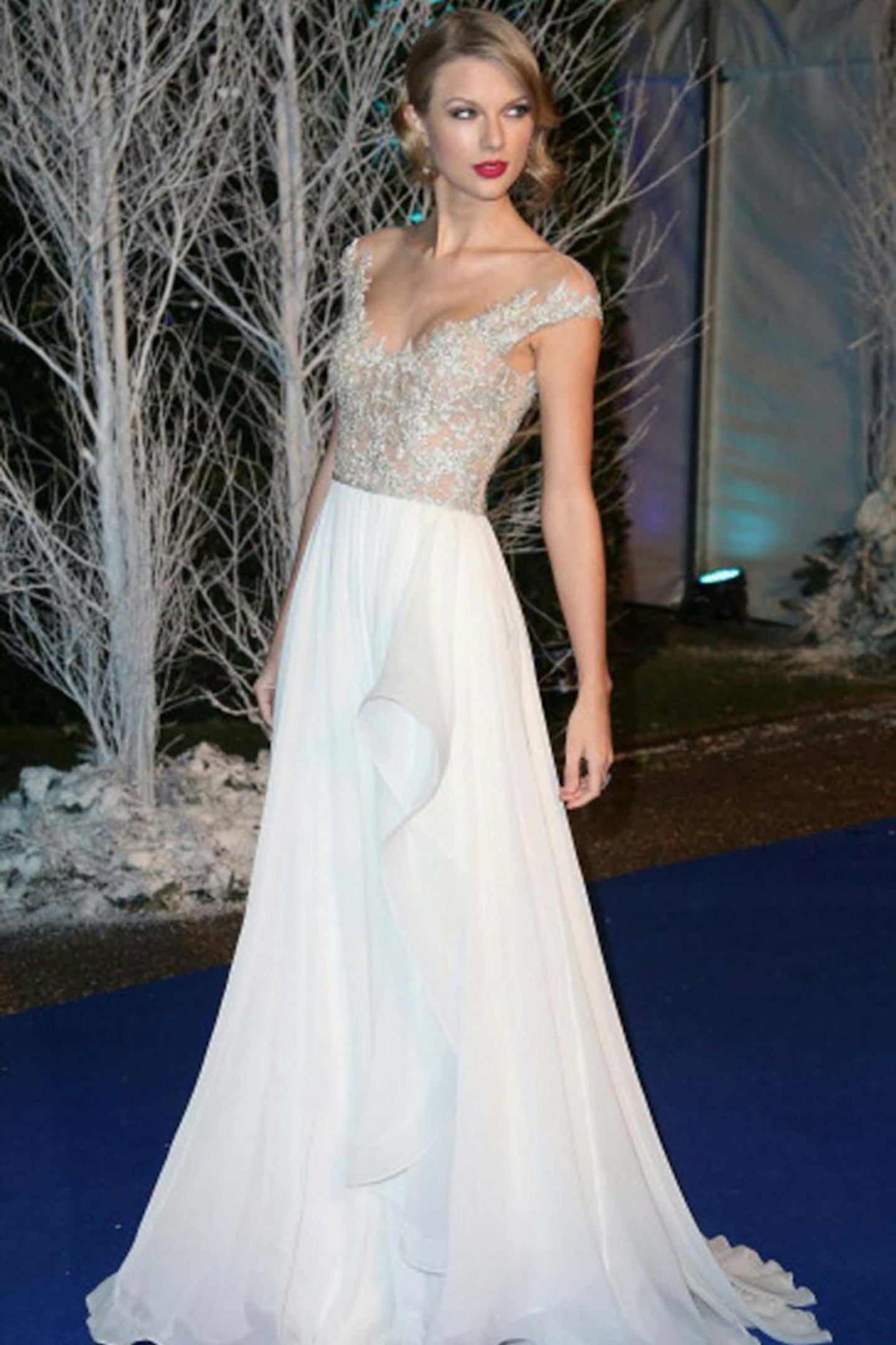 Taylor Swift in Stella McCartney at Kensington Palace for the Centrepoint Winter Whites Gala, 26 November 2013