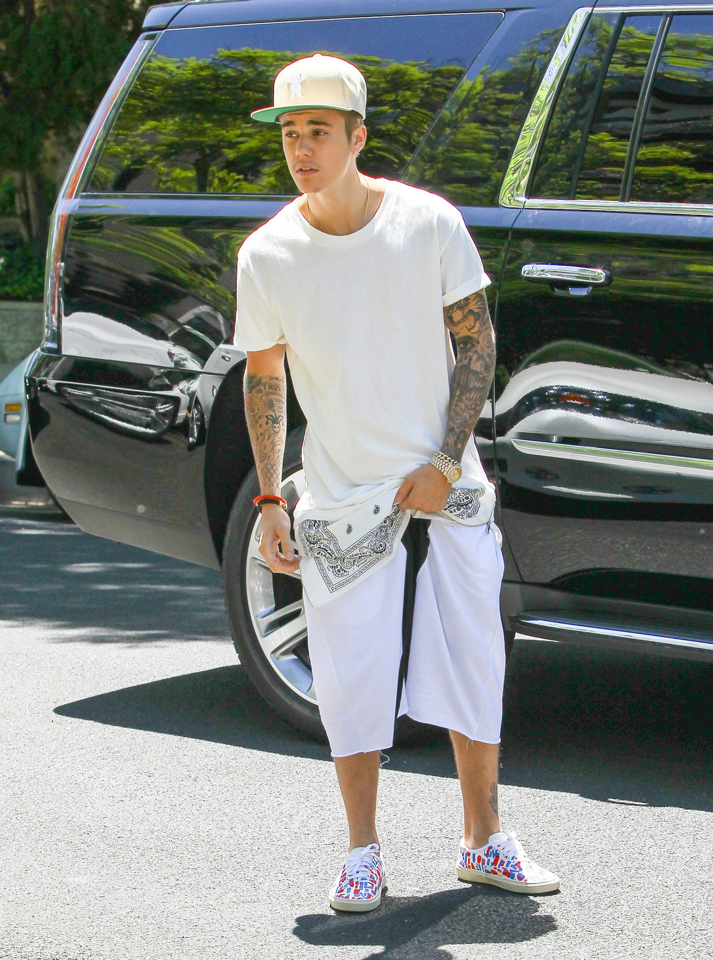 justin-bieber-grabs-crotch-white-outfit