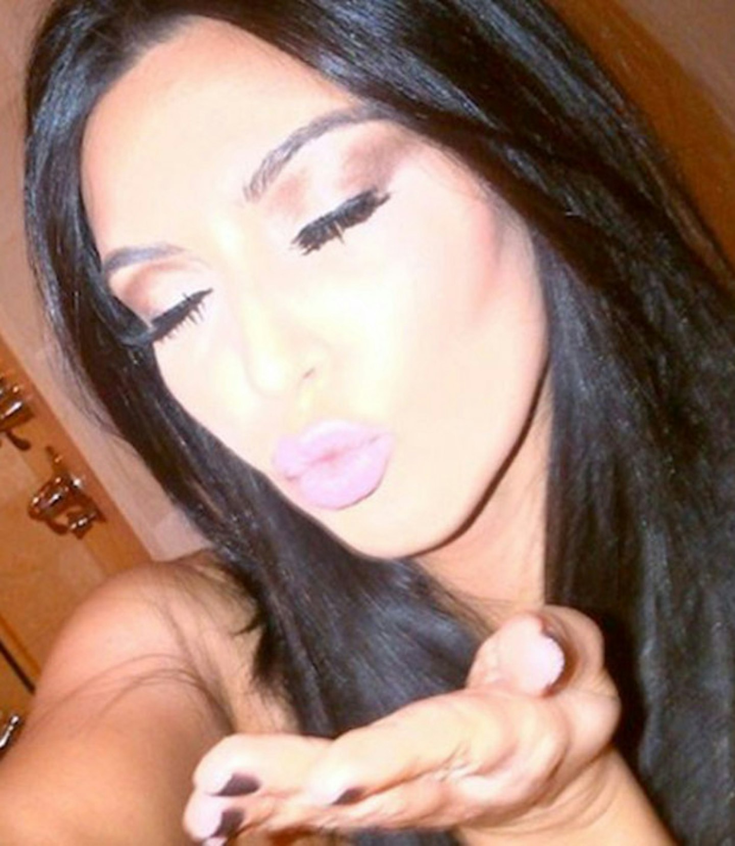 kim-kardashian-blows-kiss-picture