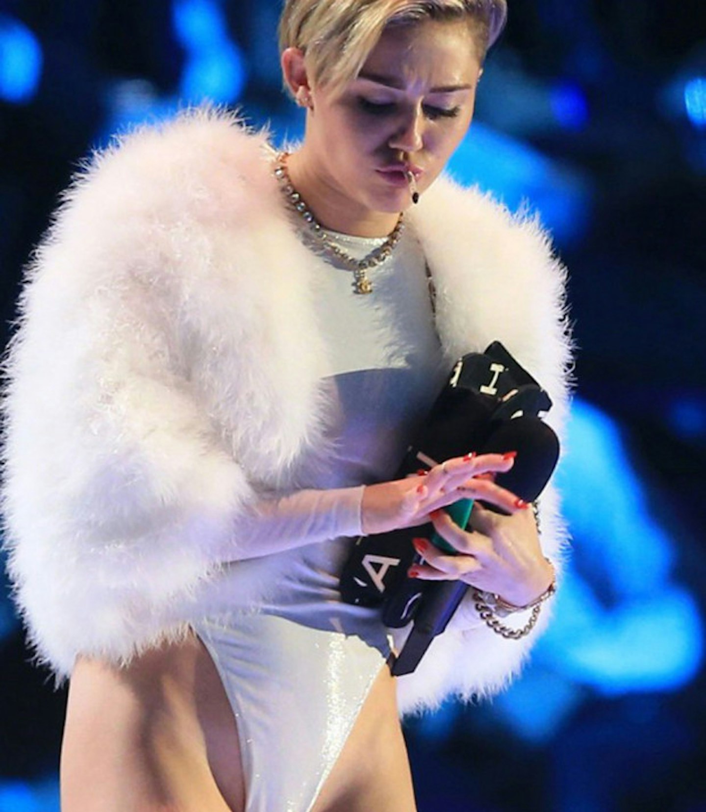 miley-cyrus-smokes-on-stage