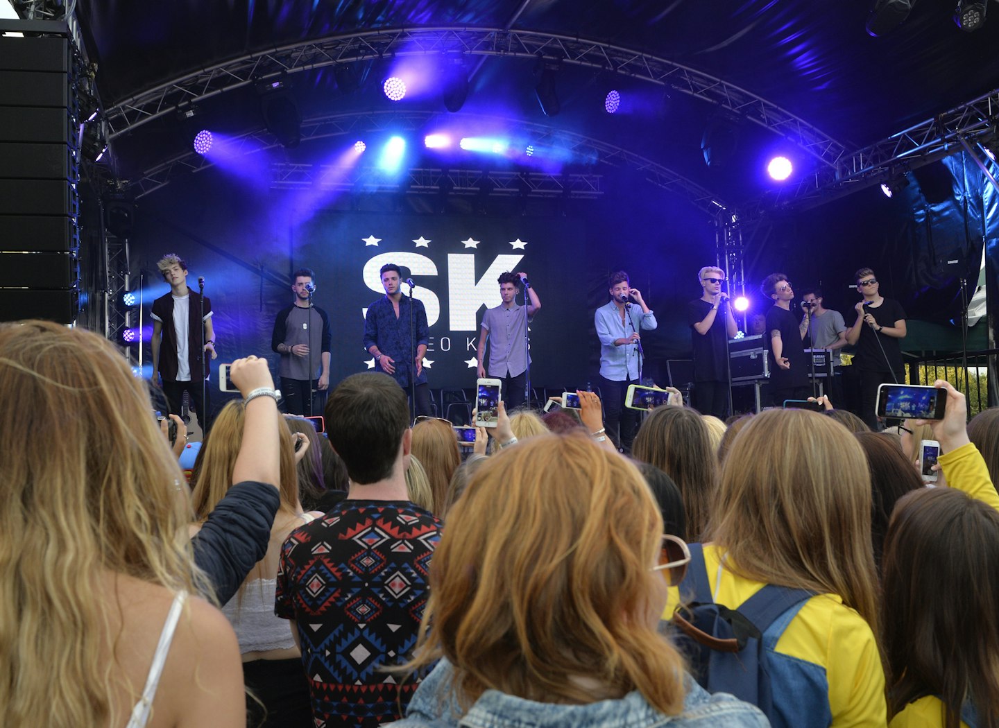 stereo-kicks-fans-band-stage