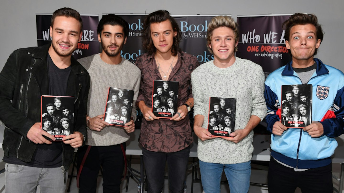 One Direction Signing Louis Tomlinson loses control of his face at secret One Direction book ...