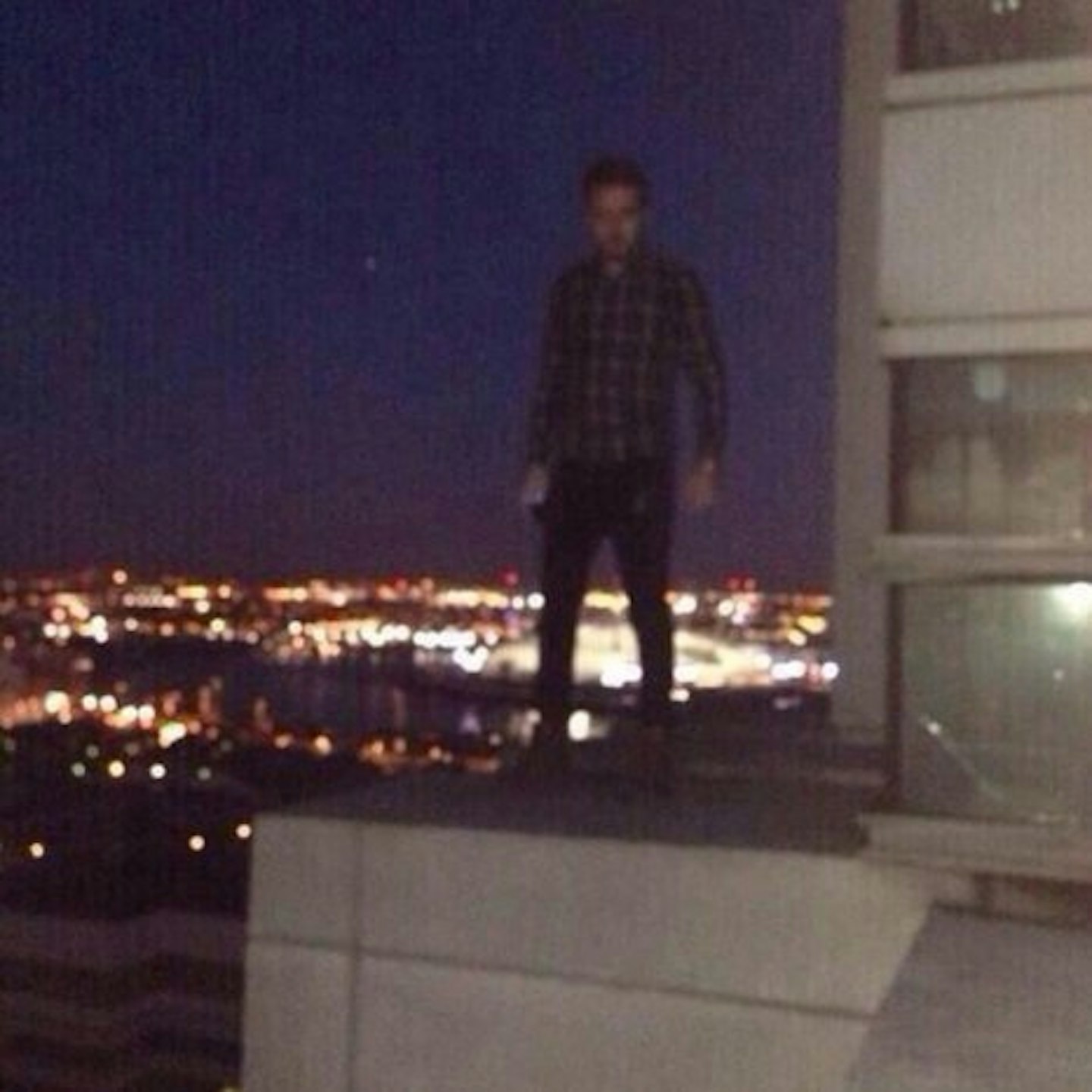 Liam poses 34 floors up, shocking fans
