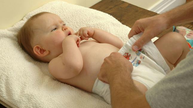 Mother’s anger after finding ‘shards of metal in Pampers nappy’ | Closer
