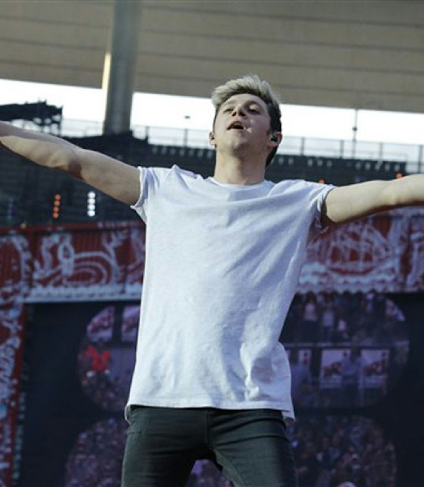 niall-horan-sex-face-on-stage