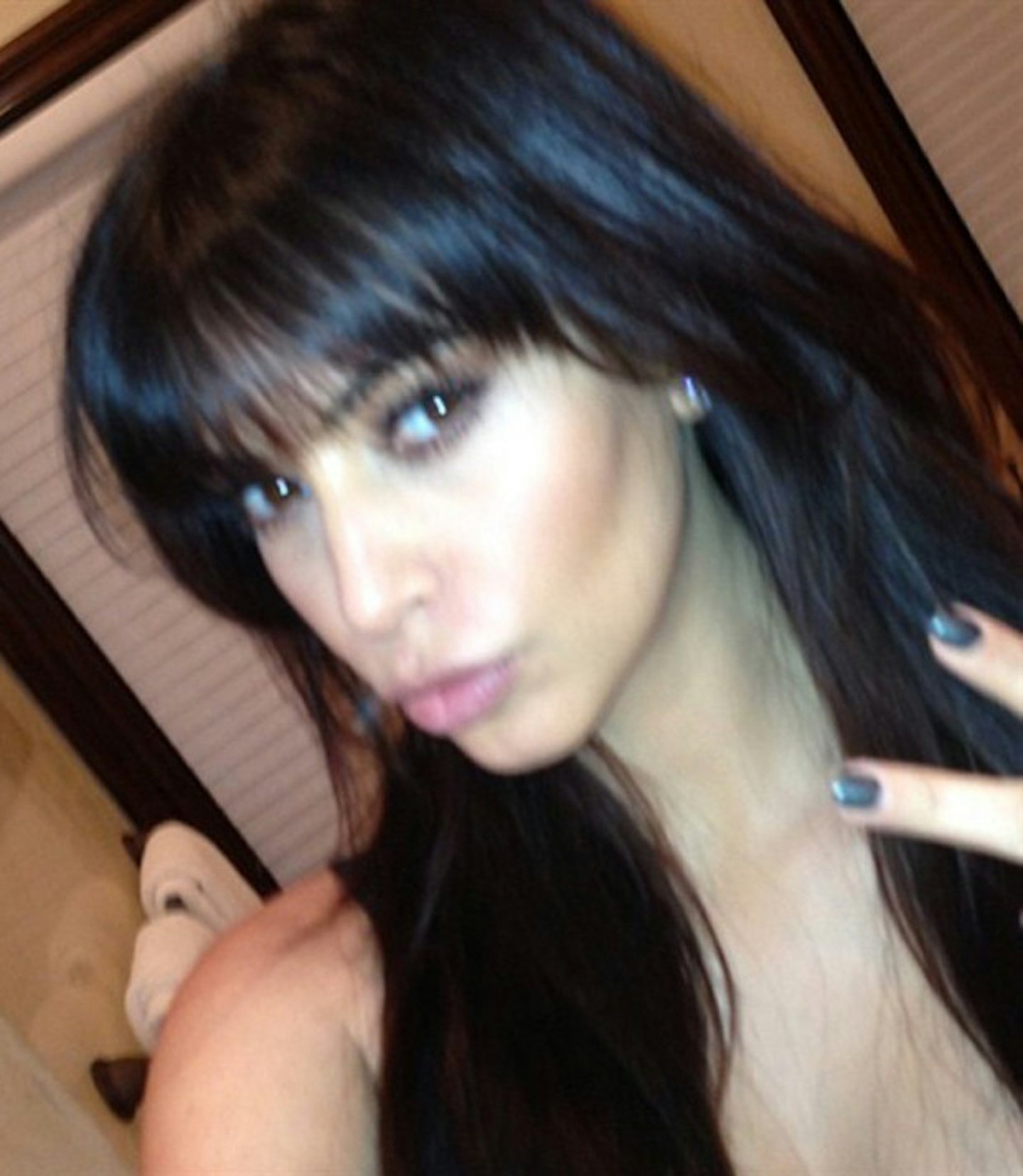 kim-kardashian-bangs-fringe-selfie
