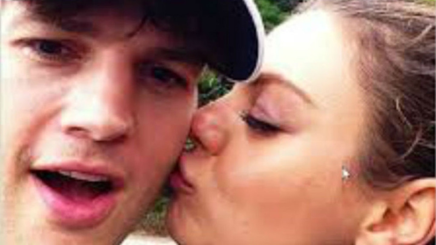 Mila Kunis ashton kutcher kiss