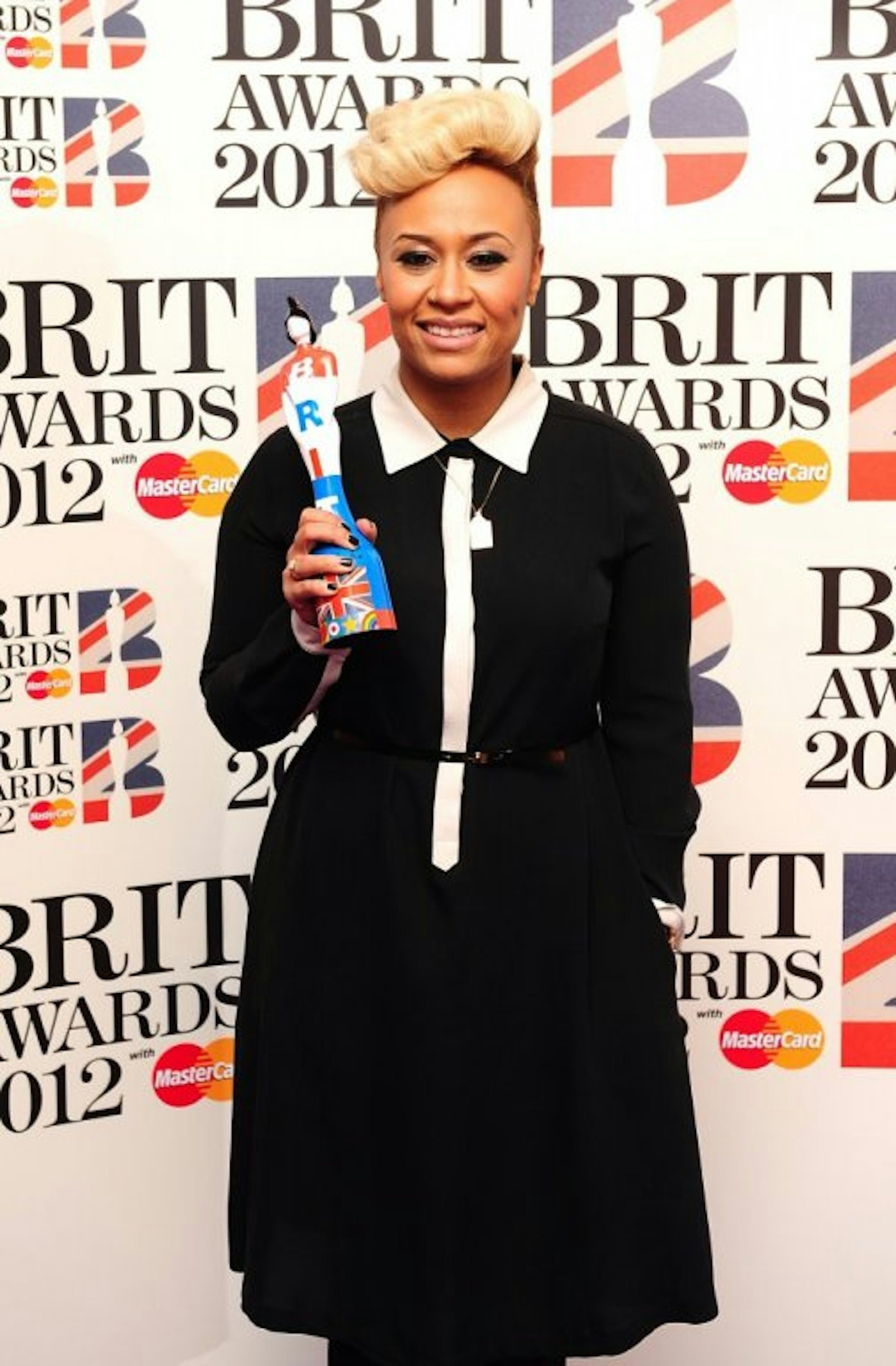 Emeli Sande holding her BRIT Award