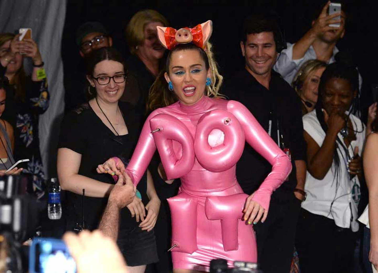Miley Cyrus backstage at the MTV Video Music Awards (2015)