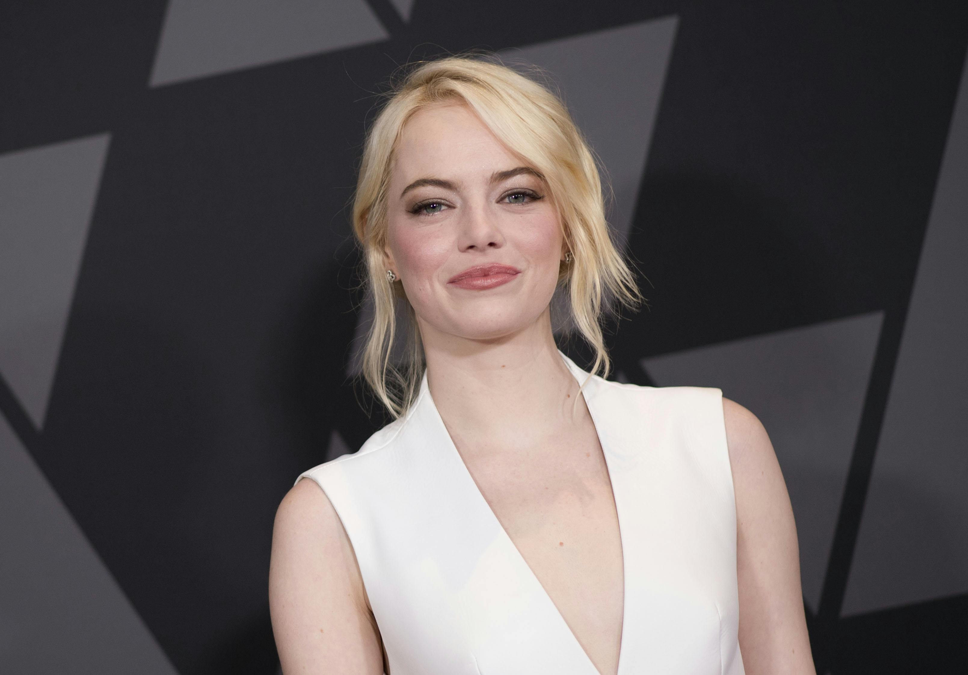 Emma Stone Shows New Blonde Hair While Filming Maniac