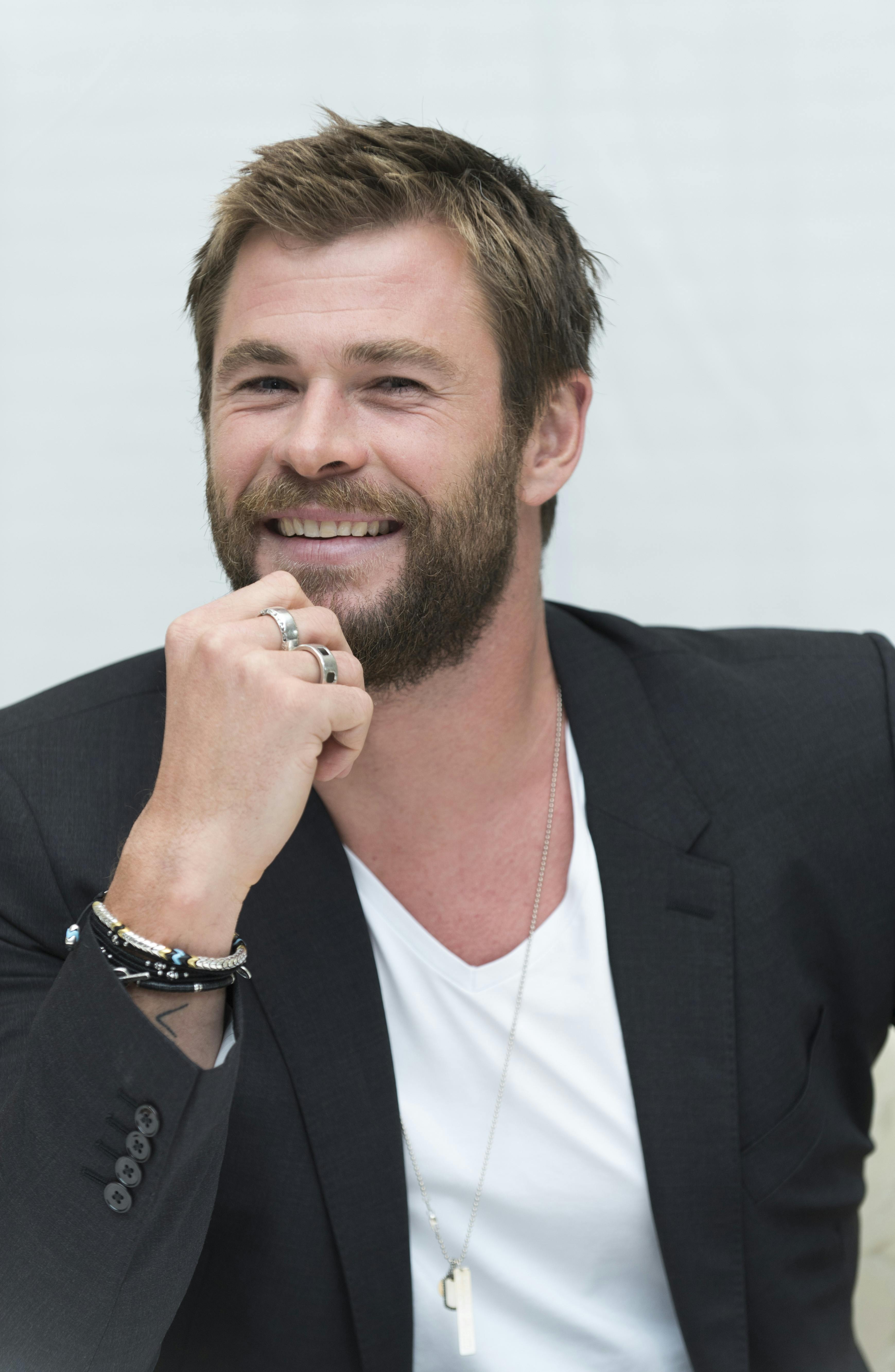 Chris Hemsworth gives hitchhiker a lift to the beach – in a helicopter