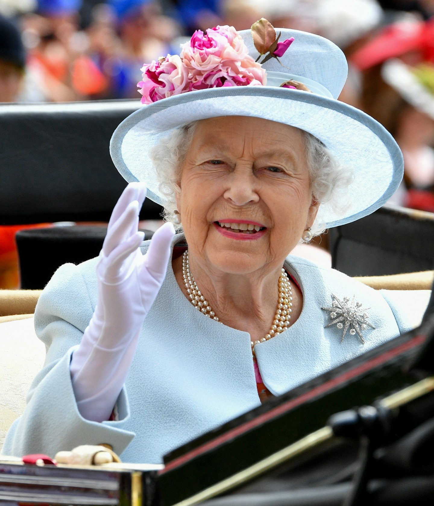 queen elizabeth waving